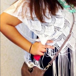 TORRID FRINGE WHITE TOP (size 1)